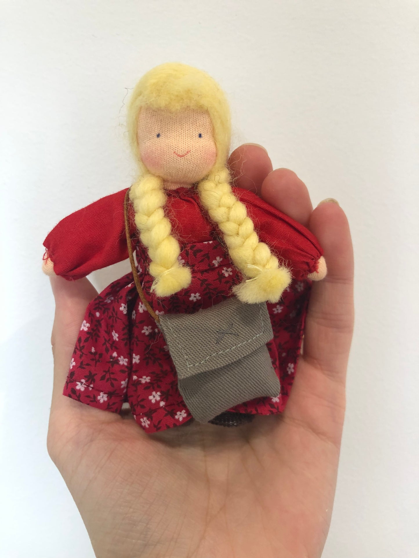 Evi Girl with Bag 14cm