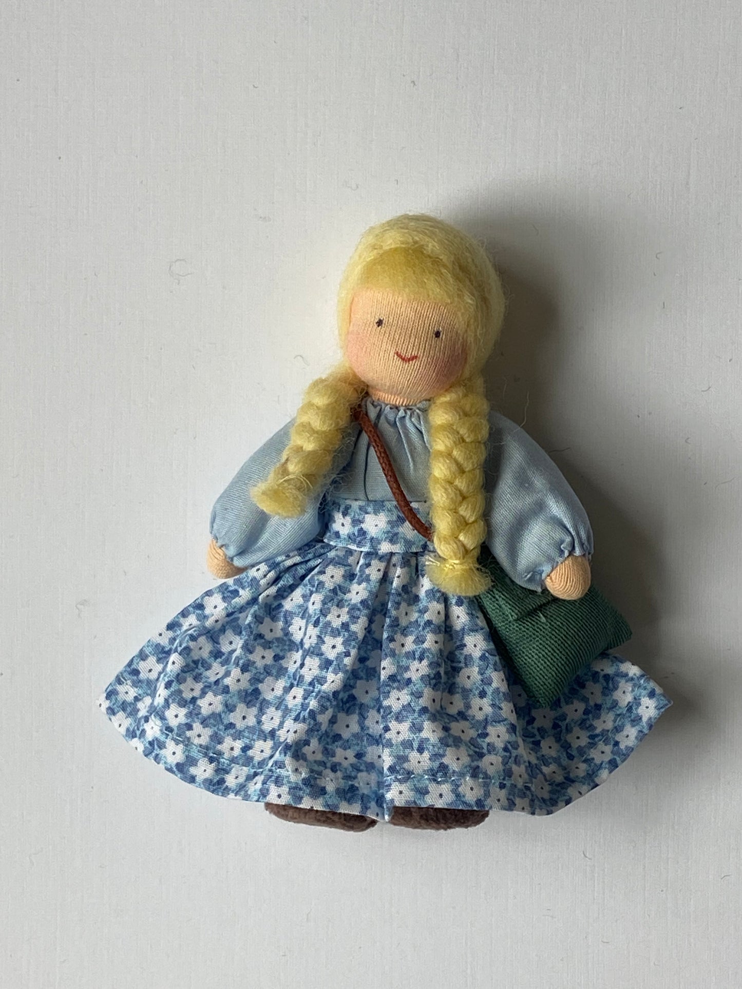 Evi Girl with Bag 14cm